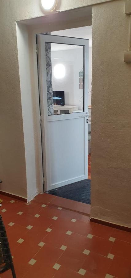 פואנגירולה Comfortable One Bedroom Apartment מראה חיצוני תמונה